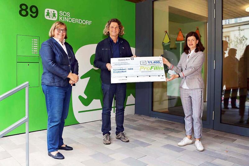 Christiane Wurst (Präsidiumsmitglied Spendobel) , Thomas Schieferstein (Stiftungsgründer und Vorstand ProFiliis) und Gabi Polle (Einrichtungsleitung SOS-Kinderdorfzentrum Dortmund) bei der Scheckübergabe. Foto: ProFiliis