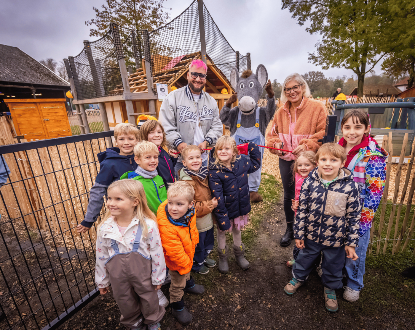 Hinten-links: Dennis Klapschus, hinten-links: Sandra Heller