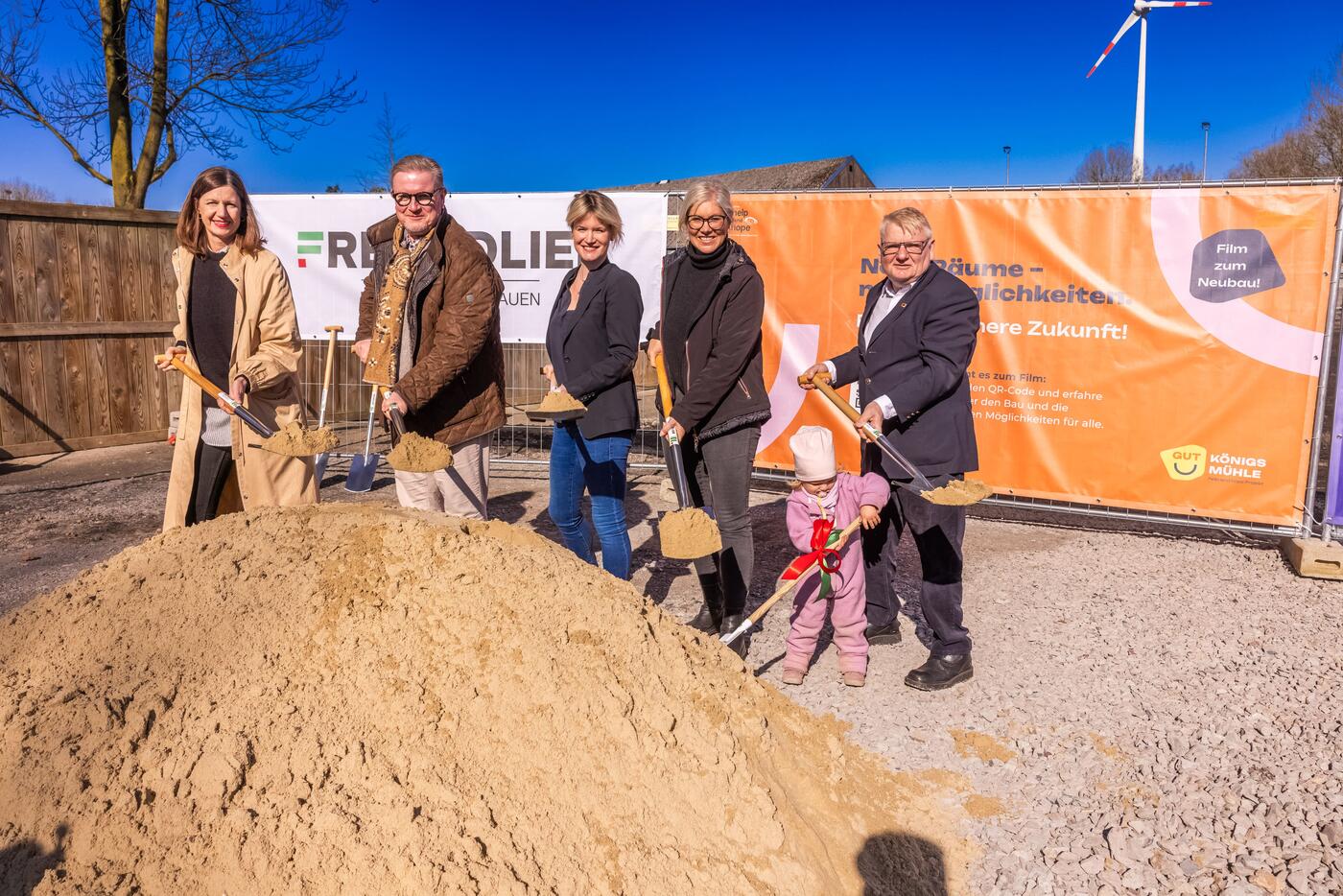 Auf Gut Königsmühle baut die help and hope Stiftung ein Kinder- und Jugendgästehaus. Der Baubeginn wurde mit einem symbolischen Spatenstich gefeiert. Auch der Nachwuchs freut sich schon auf den Neubau! Von links nach rechts: Imke Sass, Architekturbüro Pinner + Sass, Thomas Kocher, Kocher Elektrotechnik, Maria Freundlieb, FREUNDLIEB Bauunternehmung, Sandra Heller, Vorstandsvorsitzende der help and hope Stiftung, Norbert Schilff, Bürgermeister der Stadt Dortmund.